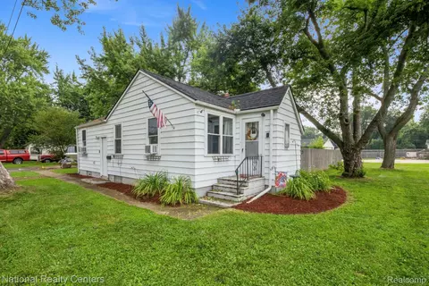 3390 Watkins Lake Rd, Waterford, MI 48328