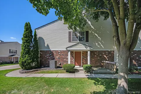 7668 Woodview Dr, Waterford, MI 48327
