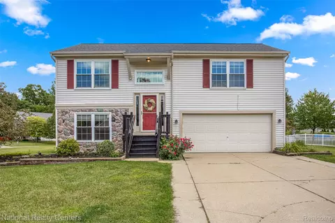 886 Millerway Dr, Fenton, MI 48430