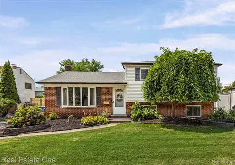 32717 Beechwood Dr, Warren, MI 48088