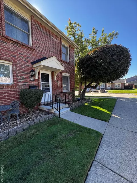 19949 Great Oak Circle Cir N, Clinton Township, MI 48036