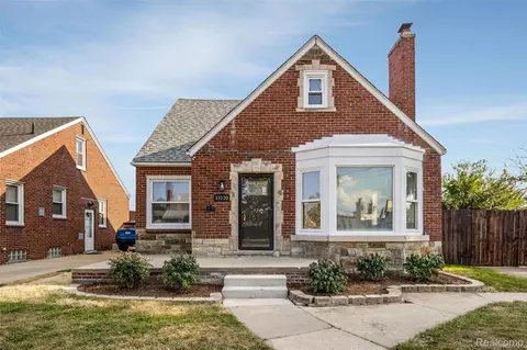 15130 Sprenger Ave, Eastpointe, MI 48021