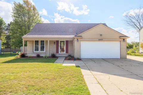 54253 Bradshaw Dr, New Baltimore, MI 48047