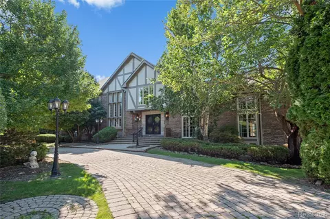 3377 Indian Summer Dr, Bloomfield Hills, MI 48302