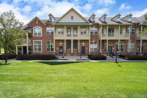 145 E Bay Dr #35, Walled Lake, MI 48390