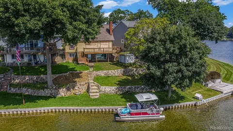 3815 Island Park Dr, Waterford, MI 48329