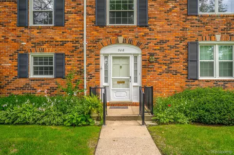 560 Billingsgate Ct, Bloomfield Hills, MI 48301
