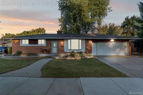 36621 Suffolk St, Clinton Township, MI 48035