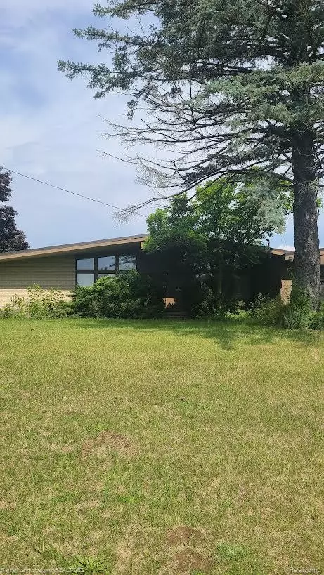 60001 Grand River Ave, Lyon, MI 48165