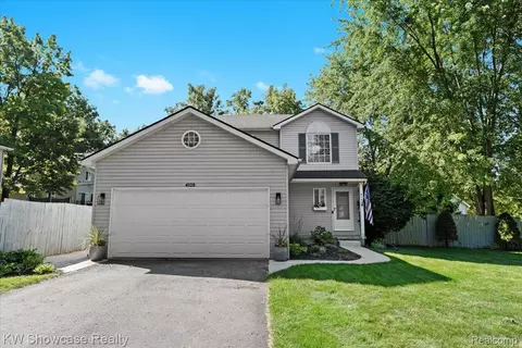 4125 Cass Elizabeth Rd, Waterford, MI 48328