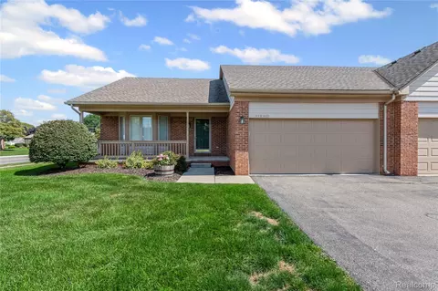 31880 John Michael Cir, Warren, MI 48093