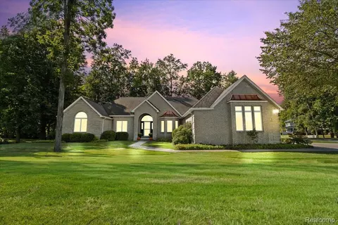 2290 Stonebrook Ln, Flint, MI 48433