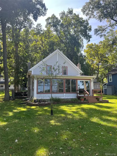 2220 Lakeview Dr, Cambridge, MI 49230