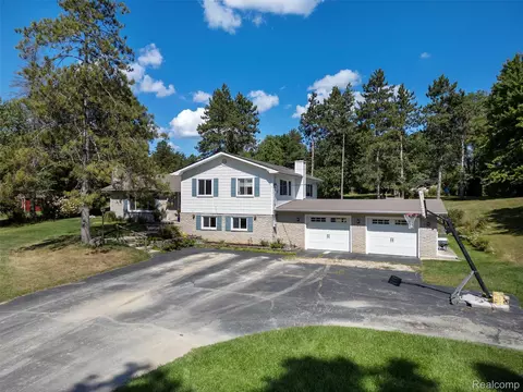 1400 W Predmore Rd, Oakland, MI 48363