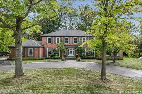 1987 Hunters Ridge Dr, Bloomfield Hills, MI 48304
