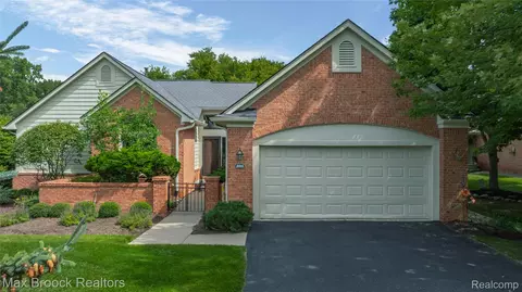 5015 Lake Vista Dr, West Bloomfield, MI 48323