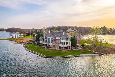 82 Chateaux Du Lac, Fenton, MI 48430