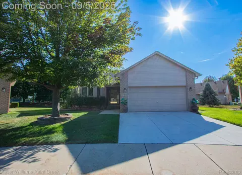 17917 Pointe Ct, Clinton Township, MI 48038