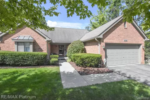 816 Maplewood Ct, Brighton, MI 48116