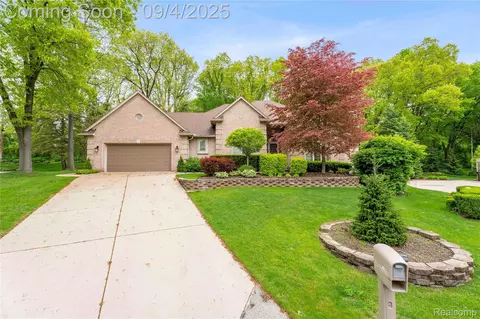 3952 Saint James Ct, Shelby Township, MI 48316