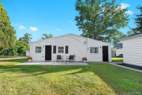 9495 Garforth Dr, White Lake, MI 48386
