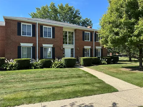 755 E Fox Hills Dr, Bloomfield Hills, MI 48304