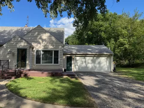 1364 S Westwood Dr E, Flint, MI 48532