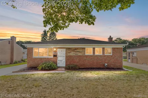 32607 Warner Dr, Warren, MI 48092