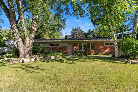 1621 Beverly Blvd, Walled Lake, MI 48390