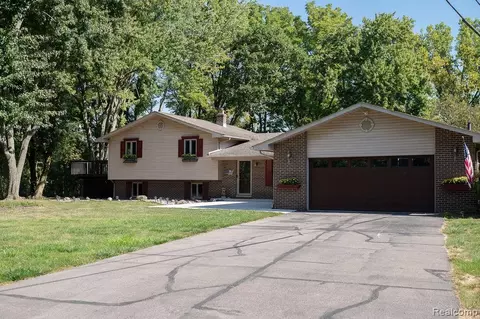 9482 Waterman Dr, Grosse Ile, MI 48138