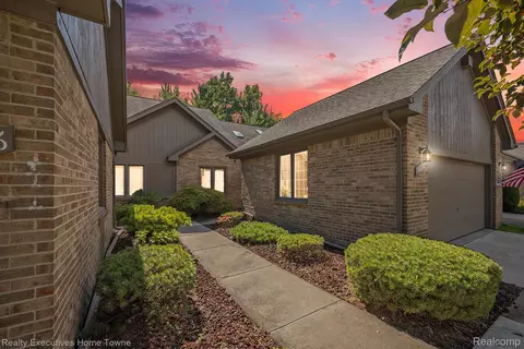 16202 Pine Ridge Dr N, Fraser, MI 48026