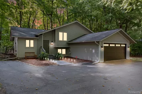 4365 Rose Ct, Lake Orion, MI 48362