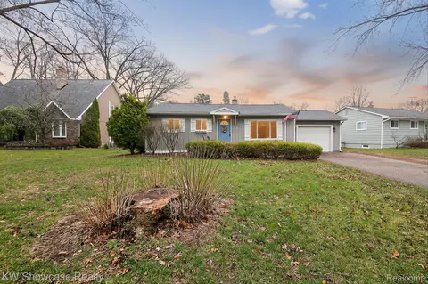 341 Rustic Cir, White Lake, MI 48386
