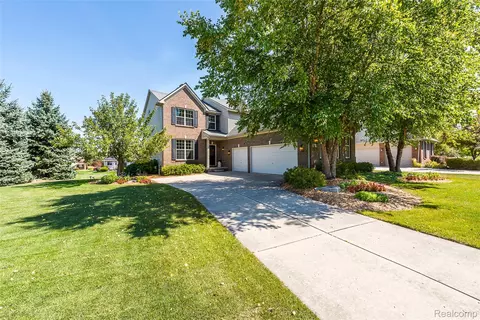 58740 Carriage Ln, South Lyon, MI 48178