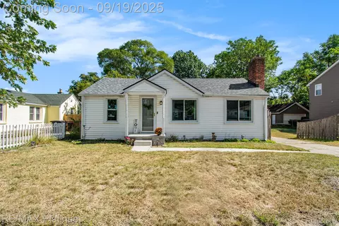 20380 Floral St, Livonia, MI 48152