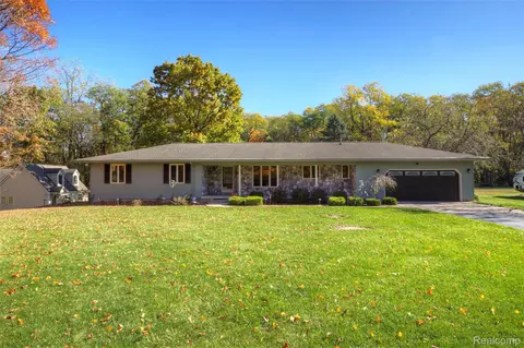 7603 Hamburg Rd, Brighton, MI 48116