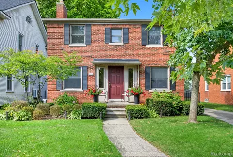 10554 Nadine Ave, Huntington Woods, MI 48070