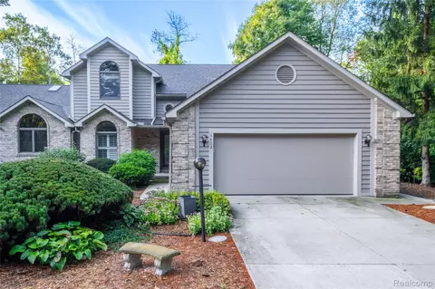 6412 Pinebrook Ln, Burton, MI 48509