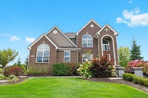 51693 Turnburry Dr, Lyon, MI 48178