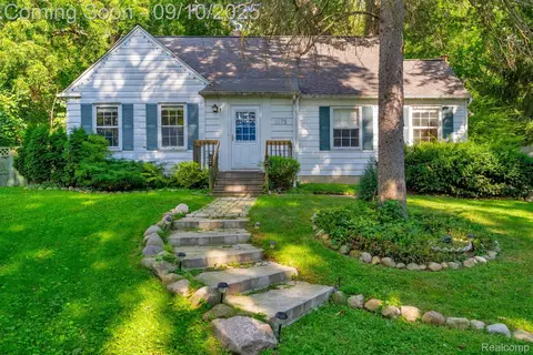 2875 Chadwick Dr, Waterford, MI 48328