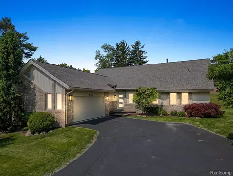 6420 Apple Grove Ln, Bloomfield Hills, MI 48301