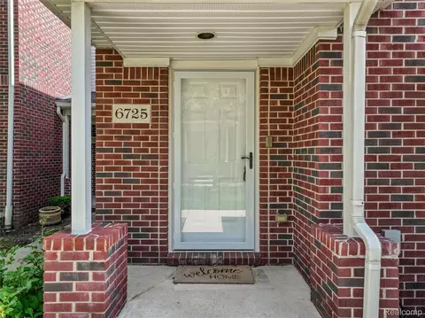 6725 Boulder Pointe Dr, Washington, MI 48094