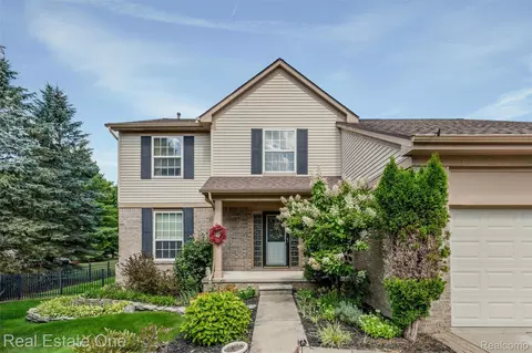 1083 Pheasant Run West Dr, Wixom, MI 48393