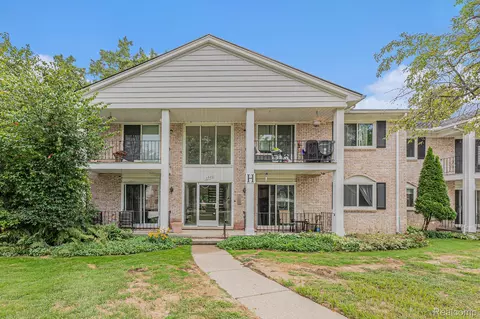 13940 Camelot Dr, Sterling Heights, MI 48312