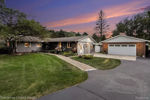 2400 Pinewood Ct, Milford, MI 48381