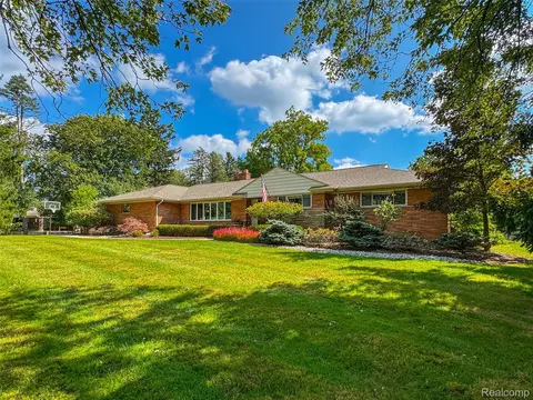 32250 Plumwood St, Beverly Hills, MI 48025