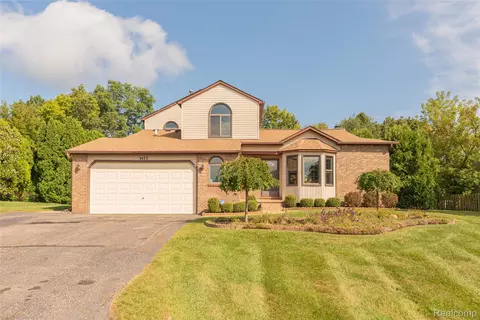 3477 Pine Creek Dr, Brighton, MI 48114
