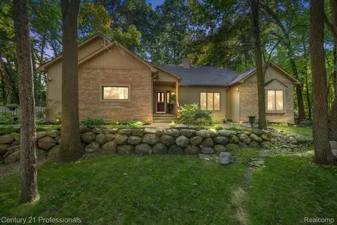 3650 Lakeview Dr, Ortonville, MI 48462