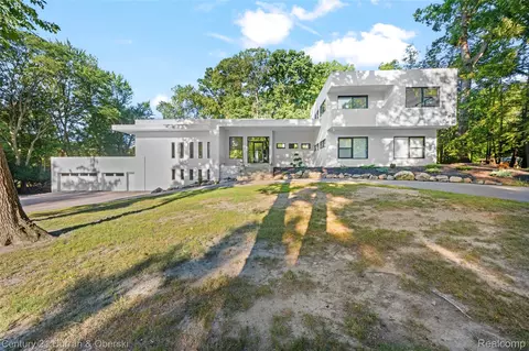 31685 Franklin Fairway St, Farmington, MI 48334