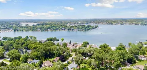 2915 Greenbrooke Ln, West Bloomfield, MI 48324